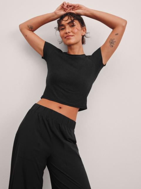 BEYOND YOGA Featherweight Cropped Tee