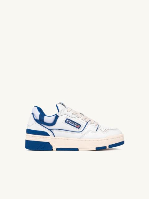 AUTRY CLC LOW SNEAKERS IN WHITE LEATHER AND PRINCESS BLUE SUEDE