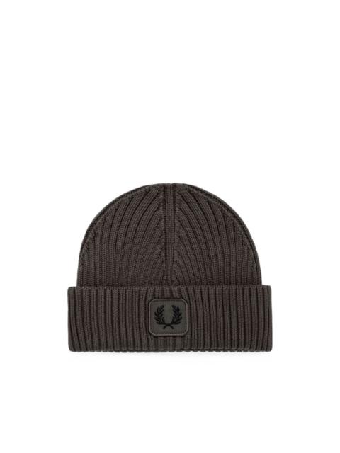 Fred Perry ribbed-knit logo-patch beanie hat