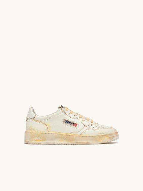 AUTRY MEDALIST LOW SUPER VINTAGE SNEAKERS IN WHITE LEATHER