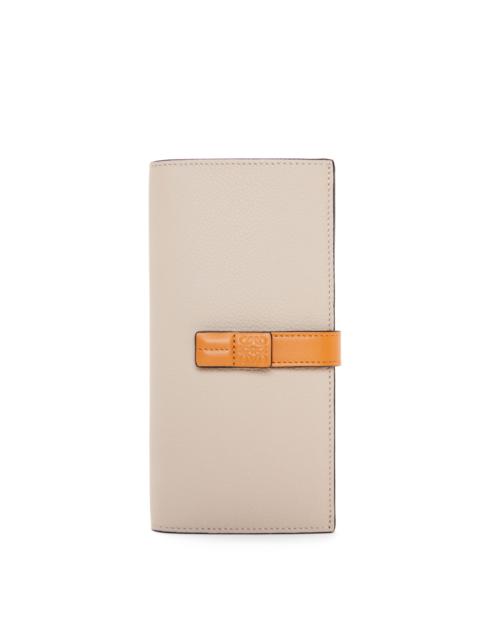 Large vertical wallet in grained calfskin