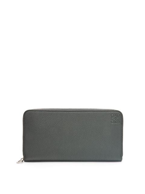 Zip around wallet in soft grained calfskin