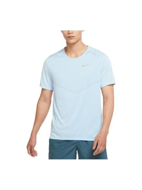 Nike Men's Nike Dri-FIT 상승 365 뒤 인쇄 본 둥근 목 Pullover 짧은 소매 파란 t-셔츠 DX61