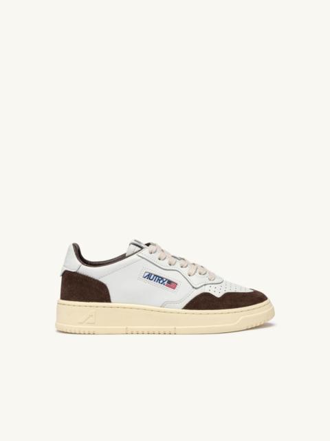 AUTRY MEDALIST LOW SNEAKERS IN WHITE LEATHER AND MAHOGANY SUEDE
