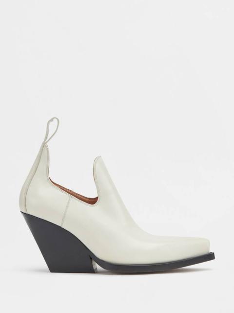 Bottega Veneta lean