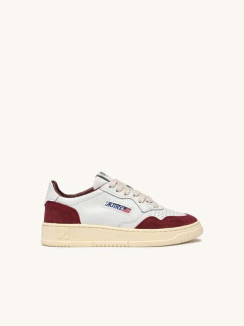 AUTRY MEDALIST LOW SNEAKERS IN WHITE LEATHER AND BURGUNDY SUEDE