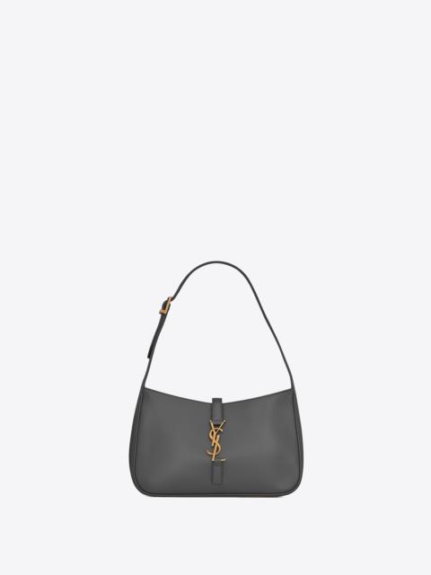 le 5 à 7 hobo shoulder bag in smooth leather