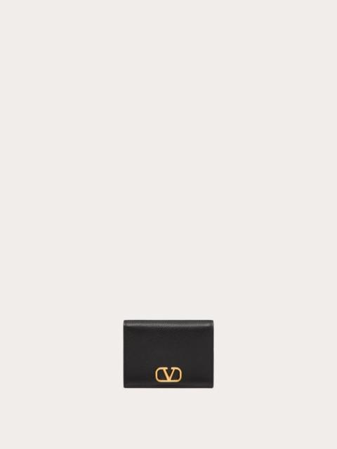 COMPACT VLOGO SIGNATURE GRAINY CALFSKIN WALLET