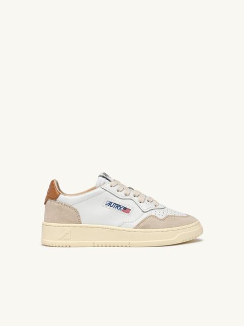 AUTRY MEDALIST LOW SNEAKERS IN WHITE LEATHER AND LION SUEDE