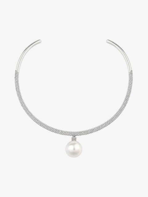 PEARL TORQUE NECKLACE IN METAL WITH PEARL AND CRYSTALS