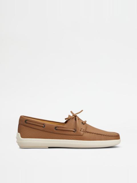 Tod's BOAT SHOES IN LEATHER - BROWN