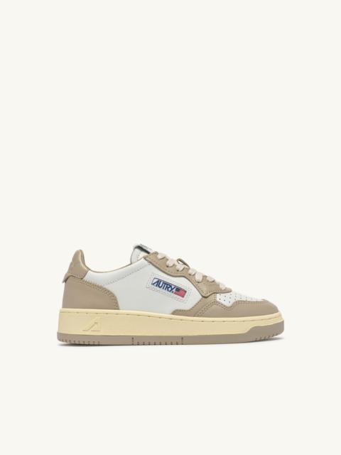 AUTRY MEDALIST LOW BICOLOR SNEAKERS IN WHITE AND FEATHER GRAY LEATHER