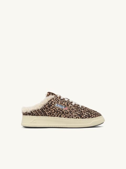 AUTRY MEDALIST MULE SNEAKERS IN LEOPARD PONY HAIR EFFECT AND SHEARLING