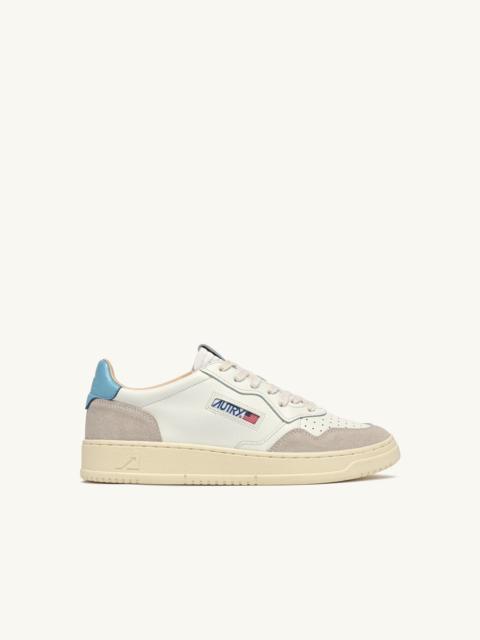 AUTRY MEDALIST LOW SNEAKERS IN WHITE AND FORGET ME NOT SUEDE AND LEATHER