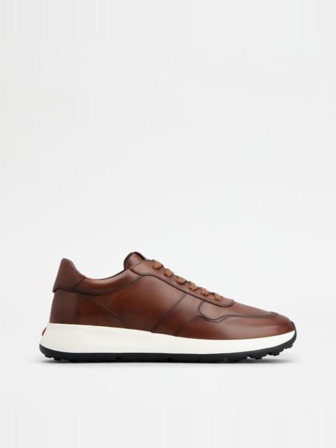 Tod's SNEAKERS IN LEATHER - BROWN