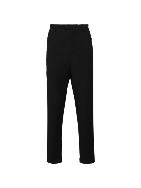 seersucker-textured tapered-leg trousers