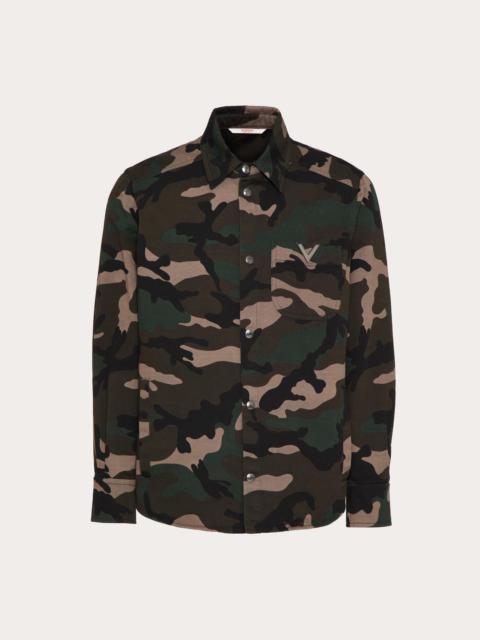 SHIRT JACKET IN COTTON GABARDINE WITH CAMOUFLAGE PRINT AND METALLIC V DETAIL