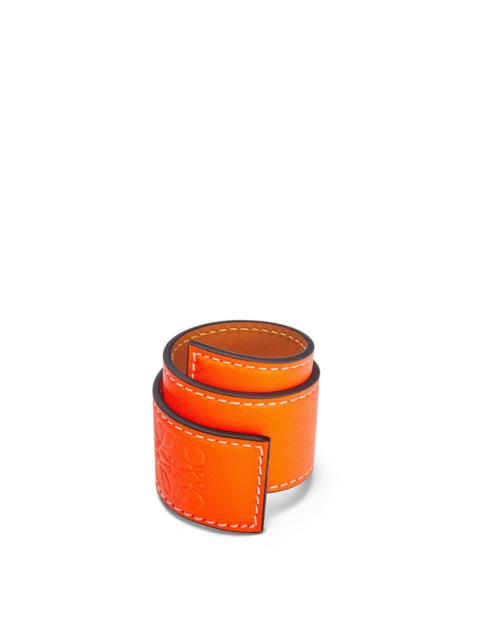 Loewe Small slap bracelet in classic calfskin | REVERSIBLE