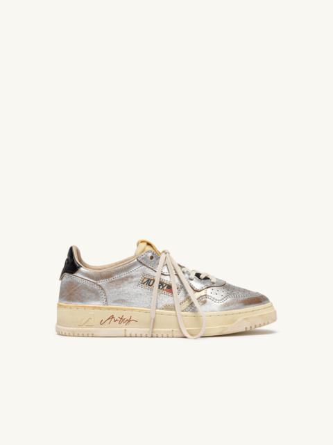 AUTRY MEDALIST LOW SUPER VINTAGE SNEAKERS IN SILVER, PLATINUM AND BLACK LEATHER