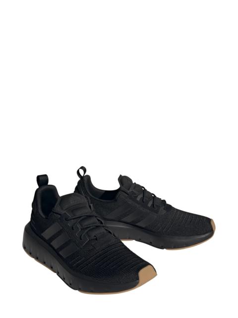 Swift Run 23 Running Shoe in Black/Black/Gum