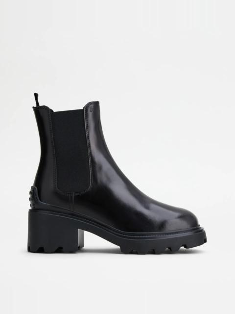 ANKLE BOOTS IN LEATHER - BLACK