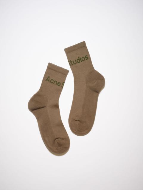 Acne Studios Ribbed logo socks - Khaki green