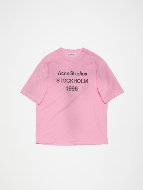 ★送料・関税込★Acne Studios★ピンクラベルロゴブラック半袖★ アクネストゥディオズ ロゴTシャツ レディース カットソー