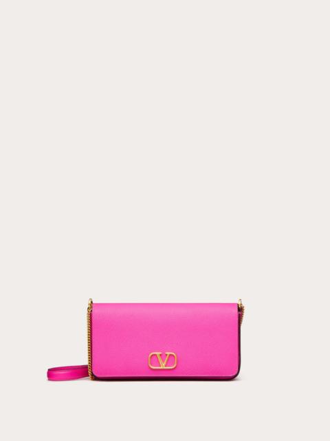 VLOGO SIGNATURE GRAINY CALFSKIN POUCH WITH CHAIN