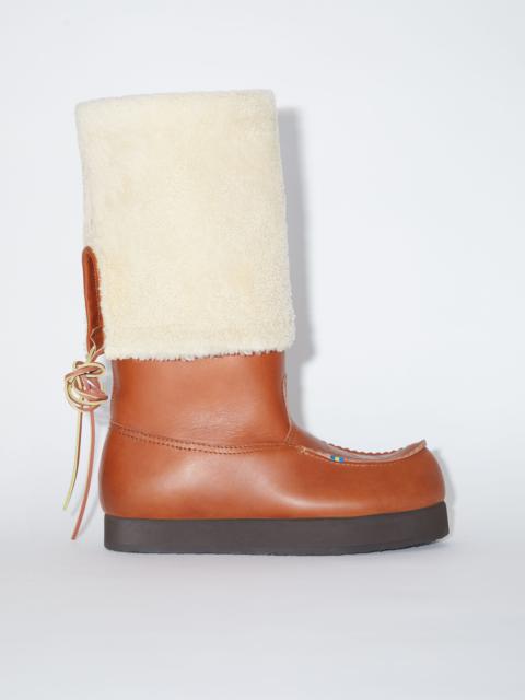 Acne Studios Leather boots reversible shearling - Cognac brown