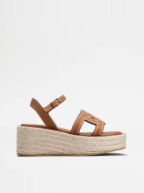 Tod's KATE WEDGE SANDALS IN LEATHER - BROWN