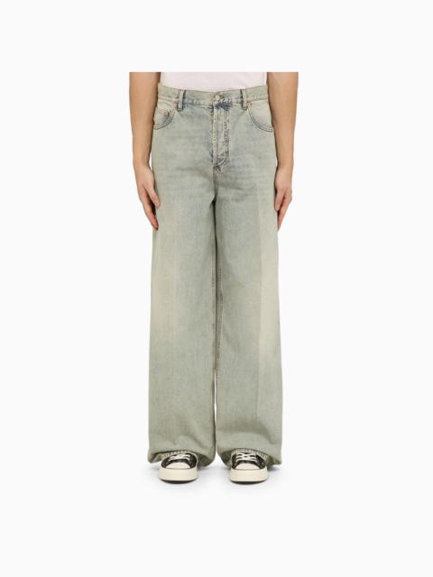 Baggy/loose jeans with V detail
