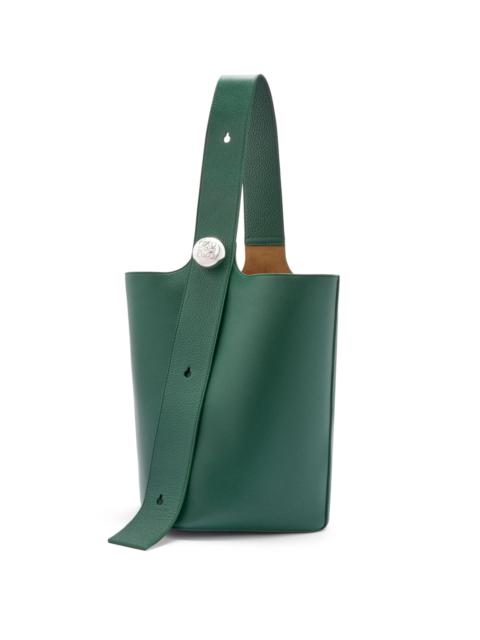 【LOEWE】PEBBLE BUCKET MEDIUM◆AANBBBWX01 Medium Pebble bucket in smooth calfskin Blue - LOEWE