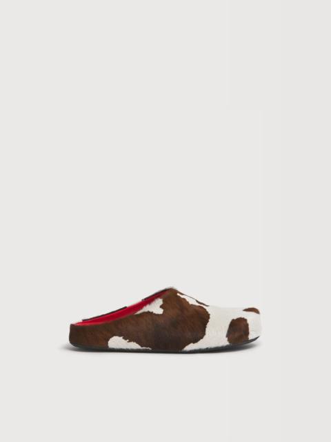 Marni WHITE AND BROWN COW-PRINT PONYHAIR FUSSBETT SABOT