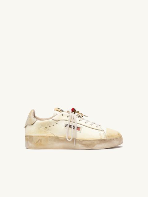 AUTRY DALLAS LOW SUPER VINTAGE SNEAKERS IN MARSHMALLOW LEATHER WITH CHARM