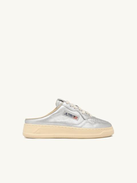 MEDALIST MULE SNEAKERS IN SILVER NAPA LEATHER