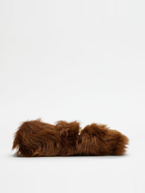 Tod's GOMMINO DRIVING SHOES IN FUR - BROWN