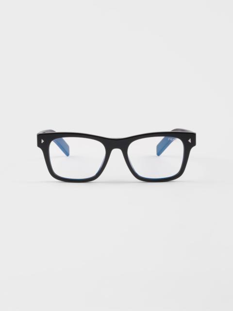 Sunglasses with iconic metal plaque