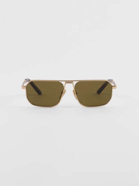 Sunglasses with iconic metal plaque