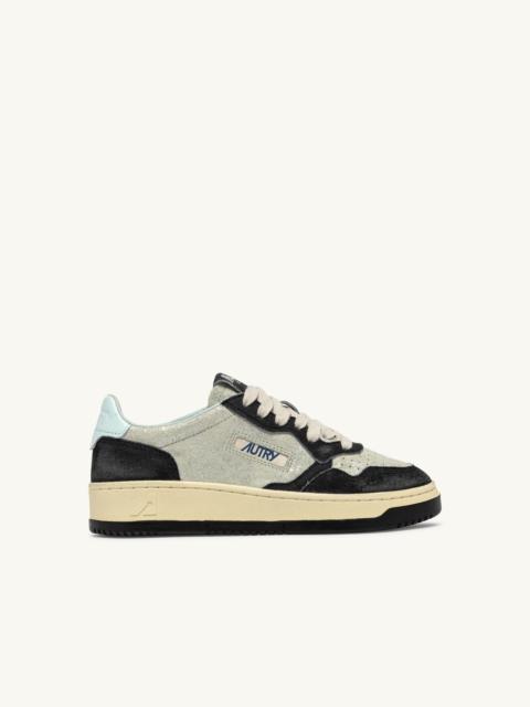 AUTRY MEDALIST LOW SNEAKERS IN SILVER SUEDE AND BLACK SUGAR