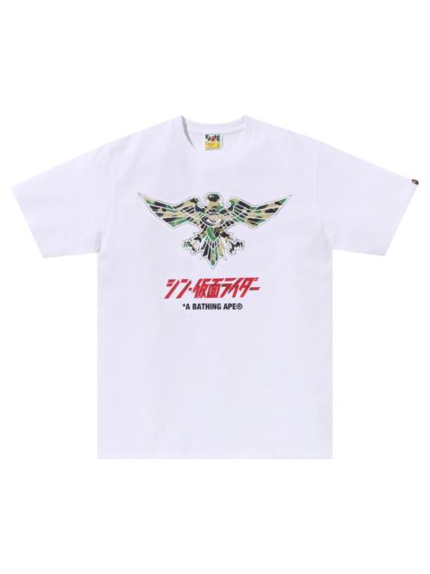 A BATHING APE® BAPE x Shin Kamen 라이더 완충기 Emblem 티 '백색/녹색 이름 *