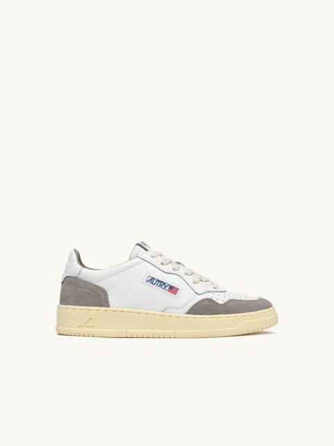 AUTRY MEDALIST LOW SNEAKERS IN WHITE LEATHER AND VAPOR SUEDE