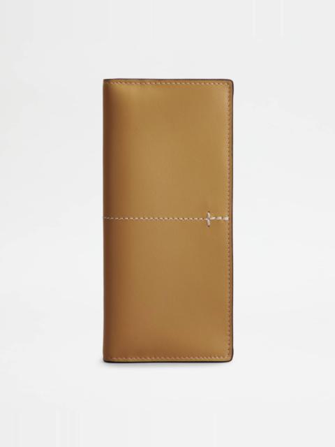 Tod's VERTICAL WALLET IN LEATHER - BROWN