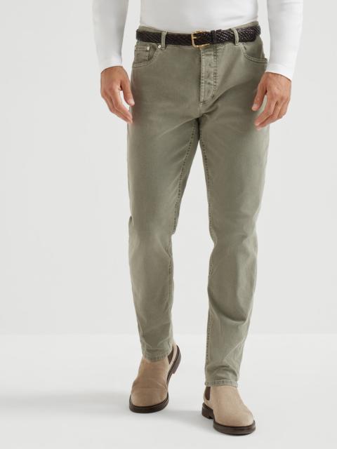 Garment-dyed traditional fit five-pocket trousers in comfort cotton lightweight denim