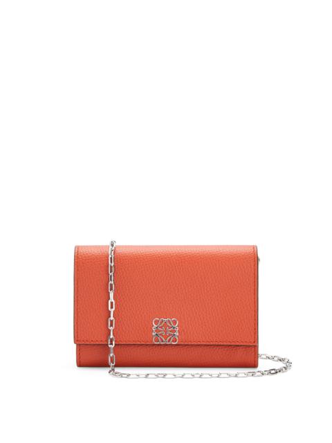 Loewe Pebble 곡물 calfskin에 있는 사슬에 Anagram 지갑