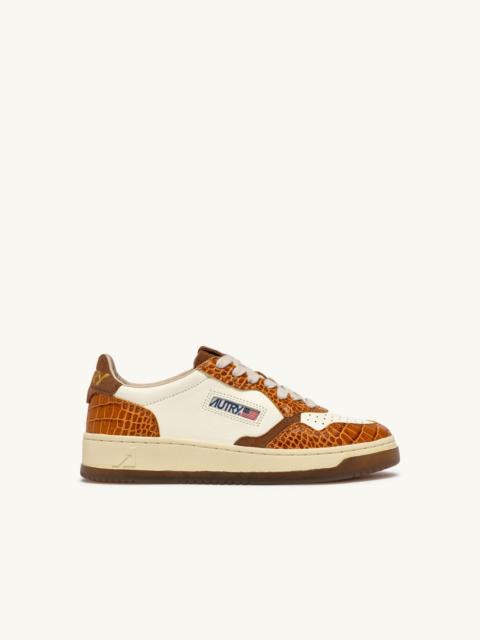 AUTRY MEDALIST LOW SNEAKERS IN MARSHMALLOW AND KENYA LEATHER