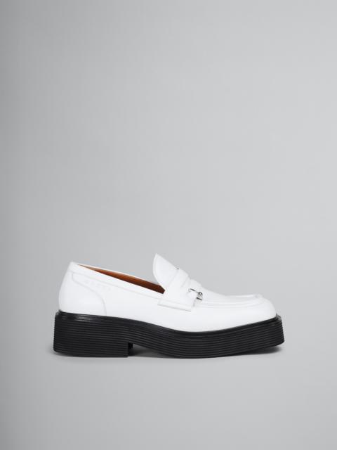 WHITE LEATHER MOCCASIN