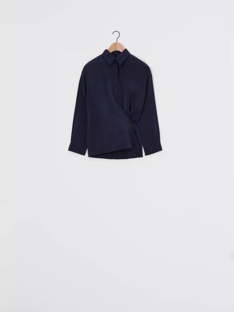 STRAIGHT COLLAR TWISTED SHIRT