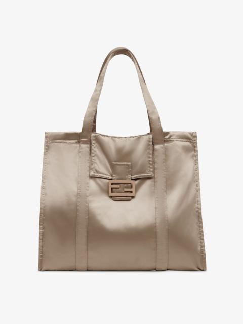 Baguette shopping bag with double handles, flap and magnetic FF clasp. It folds, packs up and turns 