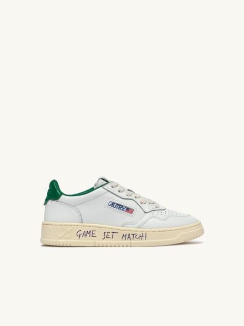 AUTRY MEDALIST LOW SNEAKERS IN LEATHER COLOR WHITE AND GREEN JACKET WITH LETTERING