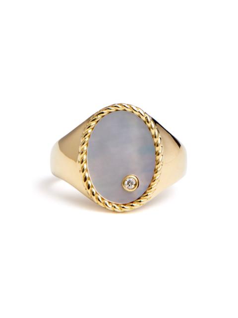 Yvonne Léon Chevaliere Ovale Nacre 9kt gold signet ring